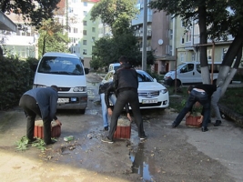 «Будемо колеса пробивати. Це – війна!», – в Івано-Франківську мешканці не можуть поділити вулицю