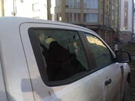 В Івано-Франківську активісту Євромайдану побили вікна у авто