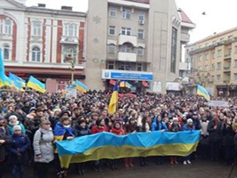 В Ивано-Франковске тысячи людей собрались на вече в честь годовщины Евромайдана