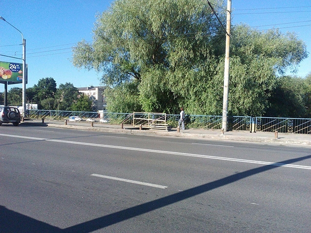 На мості на Пасічну почався ремонт пішохідної частини
