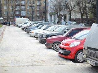 Навпроти франківської адмінбудівлі більше не буде парковки