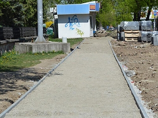 В Івано-Франківську облаштовують доріжку та парковку біля дитлікарні