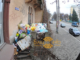 В Івано-Франківську з памятки архітектури зробили смітник