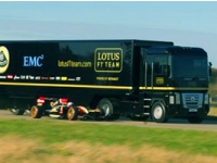 Вантажівка команди Lotus пролетів над болідом