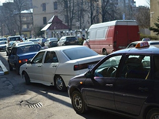 Івано-франківські таксисти пікетували управління МВС