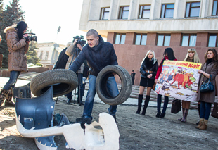 Дівчата виступили проти ланяків на дорогах