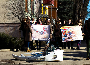 Дівчата виступили проти ланяків на дорогах