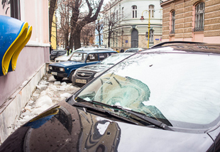 В центрі Франківська снігова брила розбила дві машини