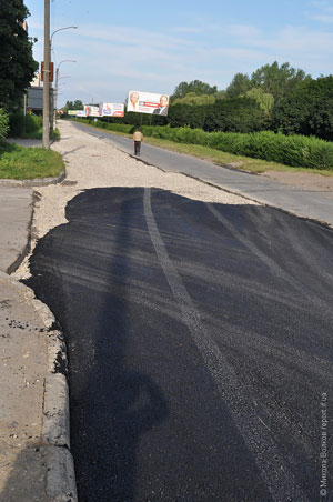 На початку Набережної почали стелити новий асфальт 